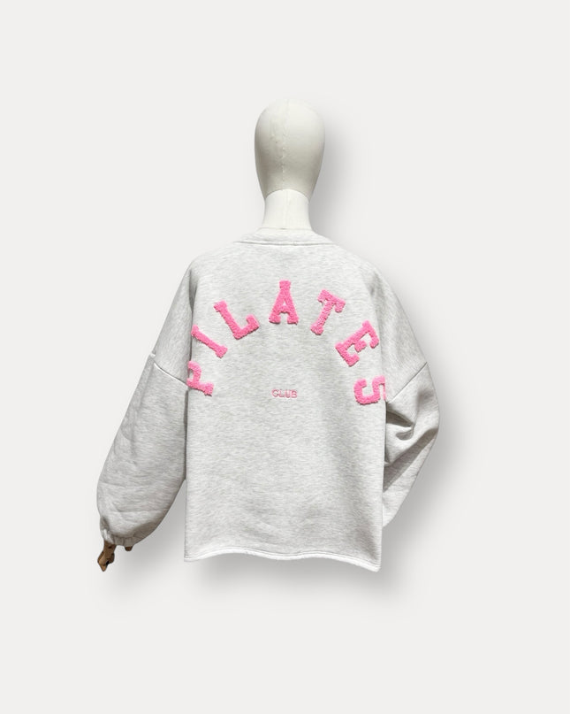 Oversized sweater PILATES voor dames - Lichtgrijs met roze letters - Stylishh Fashion